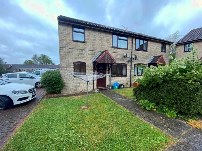 2 Bedroom Flat To Rent In Knights Court, Frome, Somerset, BA11