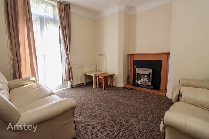 4 Bedroom Semi-Detached House To Rent In Newcombe Road, Southampton, SO15