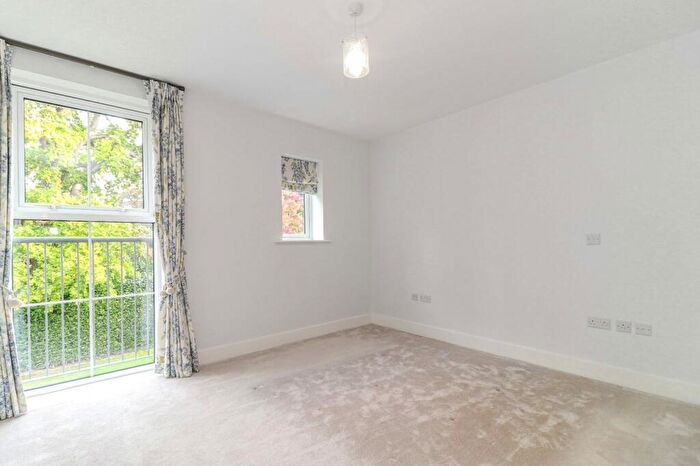 2 Bedroom Apartment For Sale In Station Road, Beaconsfield, HP9