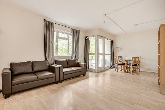 3 Bedroom Flat To Rent In Dalmeny Court, Jeffreys Walk, SW4