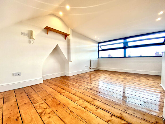 2 Bedroom Maisonette To Rent In Arran Street, Roath, Cardiff, CF24
