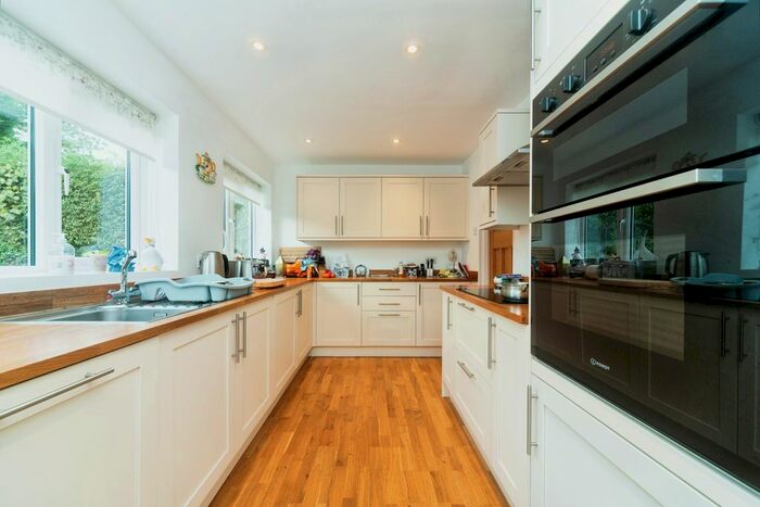 3 Bedroom Detached House For Sale In Kingston Road, Leatherhead, Surrey, KT22