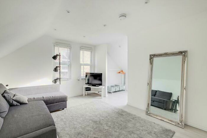 Apartment To Rent In Cricklewood Lane, Cricklewood, London, NW2