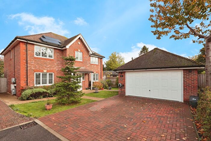 4 Bedroom Detached House For Sale In De Vere Close, Chesham, HP5