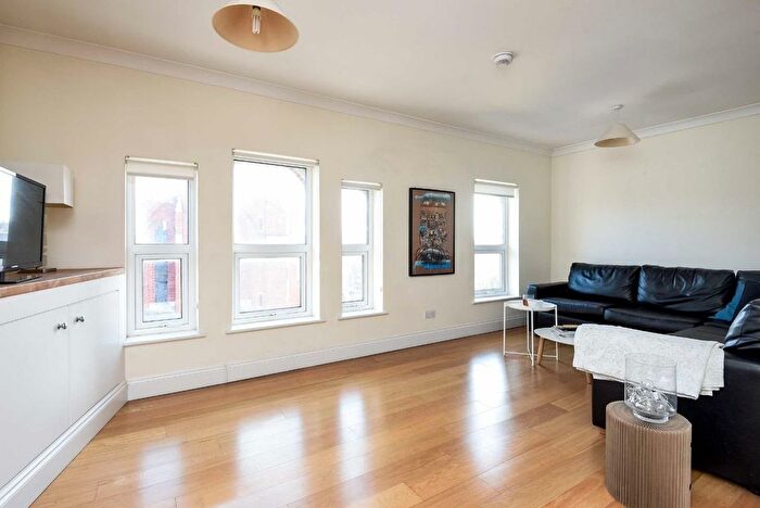 2 Bedroom Flat To Rent In Garratt Lane, London, SW18