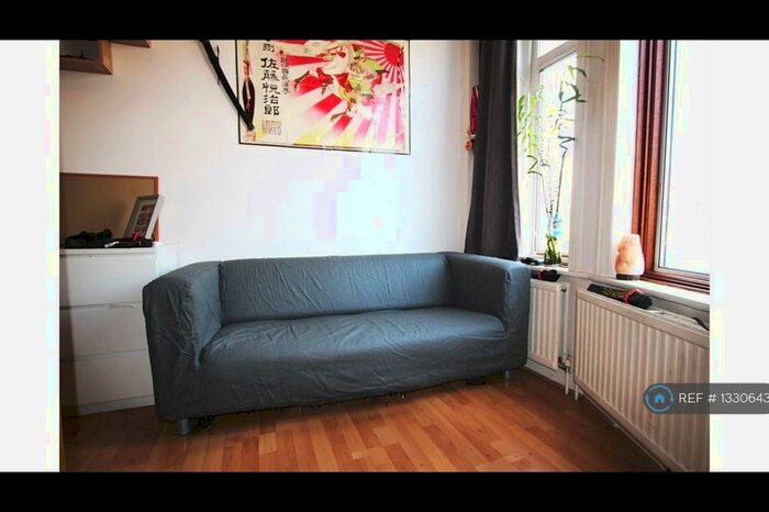 Studio To Rent In Burroughs Parade, London, NW4