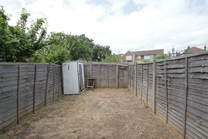 1 Bedroom Flat For Sale In North Circular Road, London, N13
