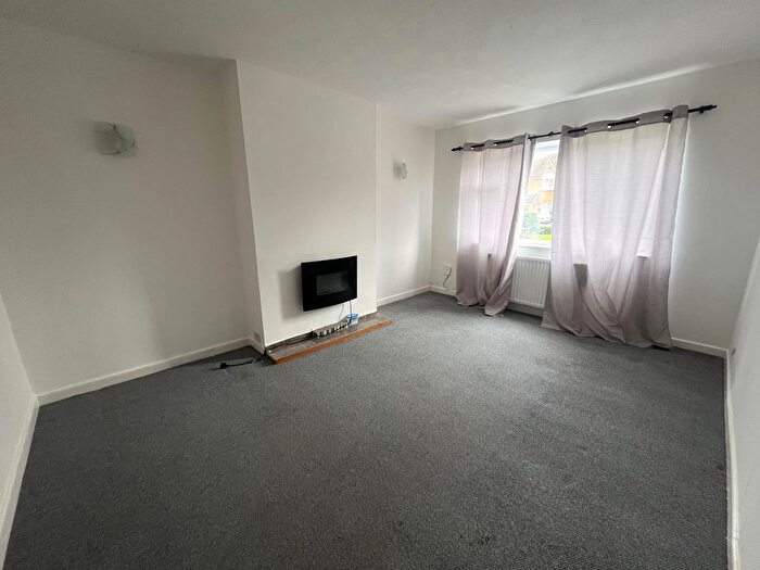 2 Bedroom Flat To Rent In Oaks Road, Hounslow, TW19