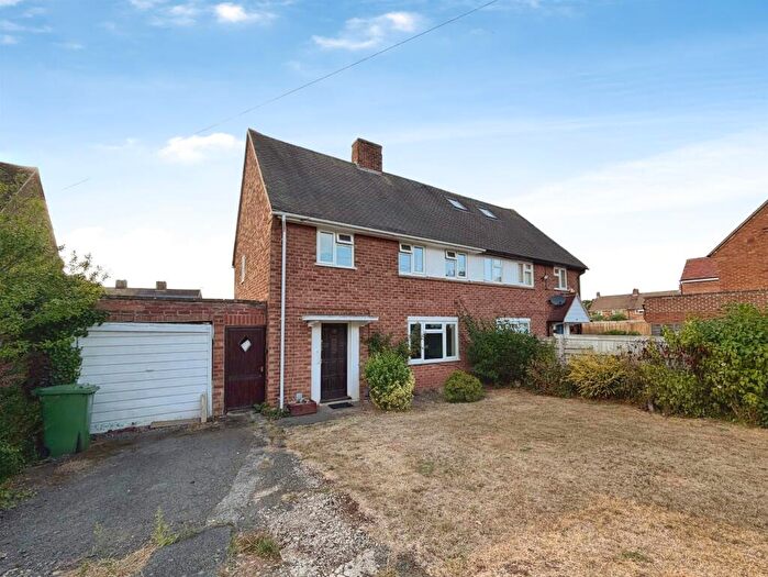 3 Bedroom Semi-Detached House For Sale In Maple Grove, Stratford-Upon-Avon, CV37