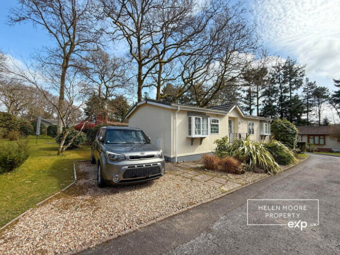 3 Bedroom Park Home For Sale In Sumner Road, Ivybridge, Devon, PL21
