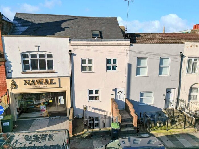 2 Bedroom Flat To Rent In Wellington Street, Gravesend, Kent, DA12