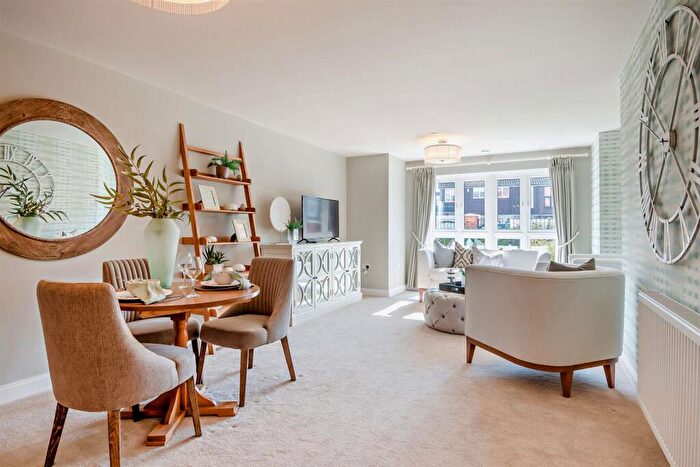 1 Bedroom Apartment To Rent In Samuel House, Westpole Avenue, Oakwood, EN4