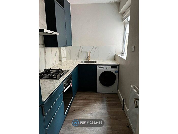1 Bedroom Flat To Rent In Richmond Court, London, SW15