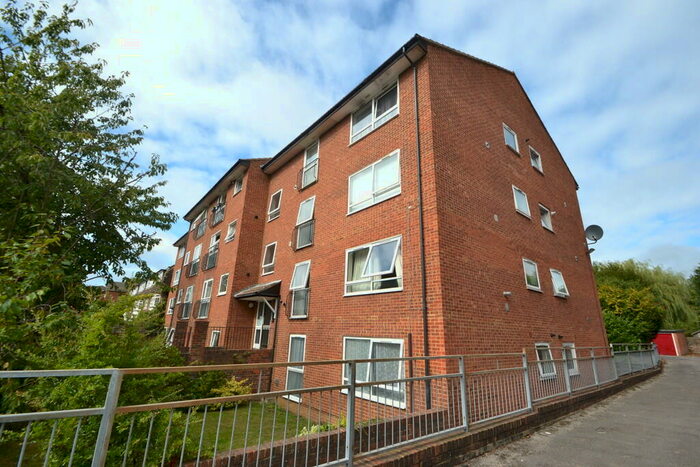 2 Bedroom Apartment To Rent In Surbiton, KT5