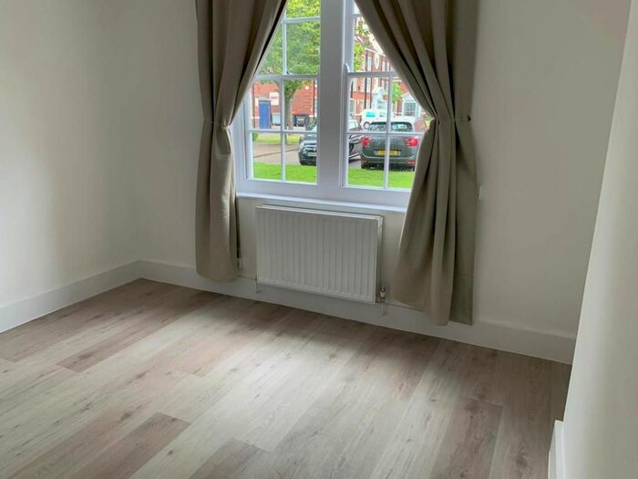 2 Bedroom Flat To Rent In A, London, W12