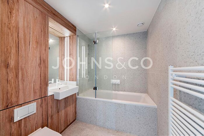 2 Bedroom Flat To Rent In Bouchon Point, The Silk District, E1