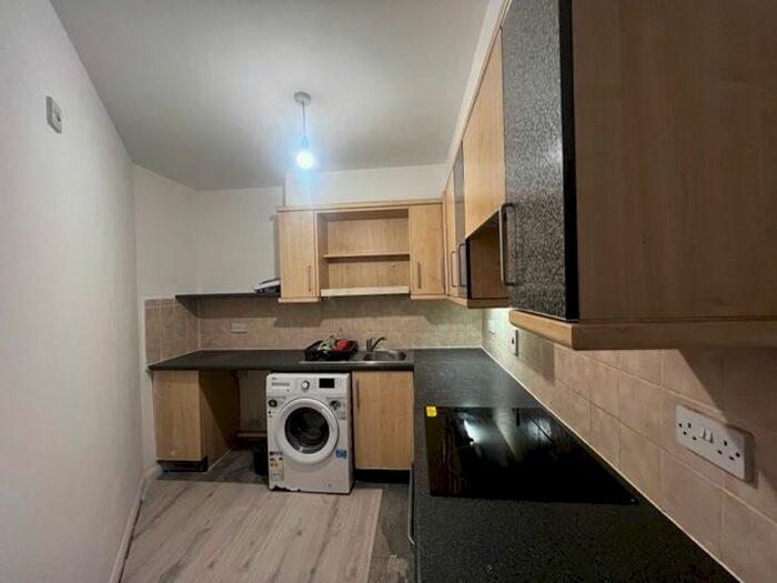 2 Bedroom Flat To Rent In Hereford Road, Acton, W3