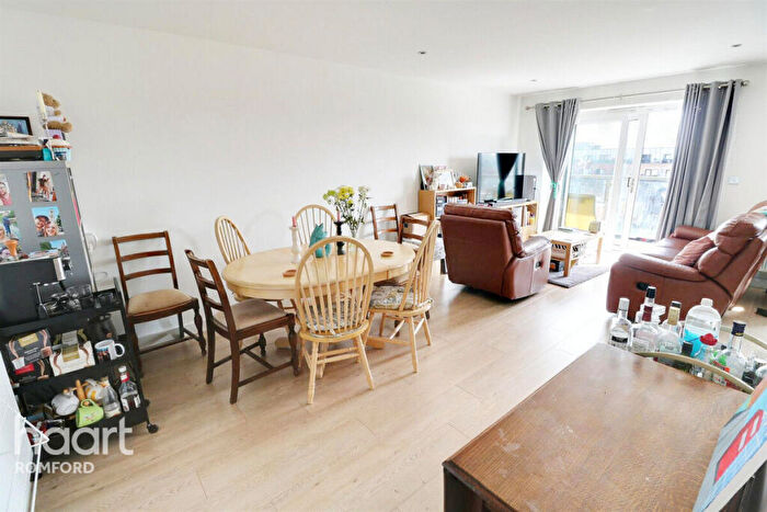 2 Bedroom Apartment To Rent In Cathedral Court - Romford -, RM7