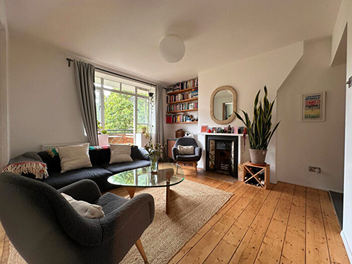 2 Bedroom Flat To Rent In Bedroom Flat With Study/Office & Balcony - Bushfield House, Highbury, N5