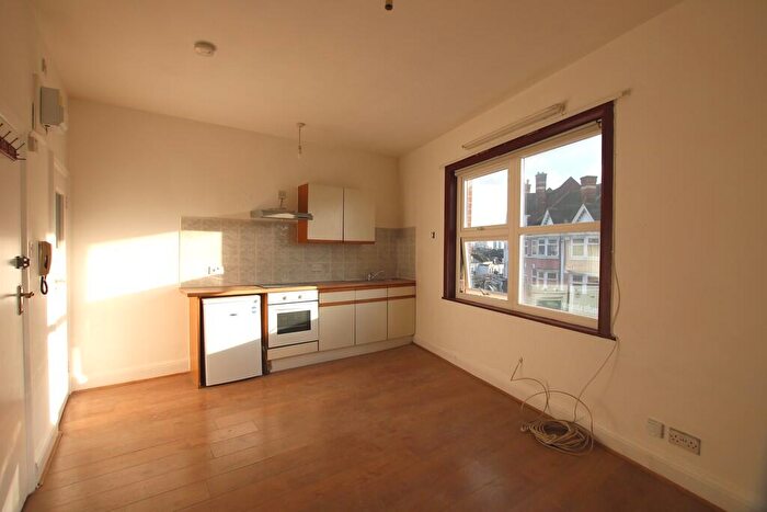 Flat To Rent In High Road, Wembley, London, HA0