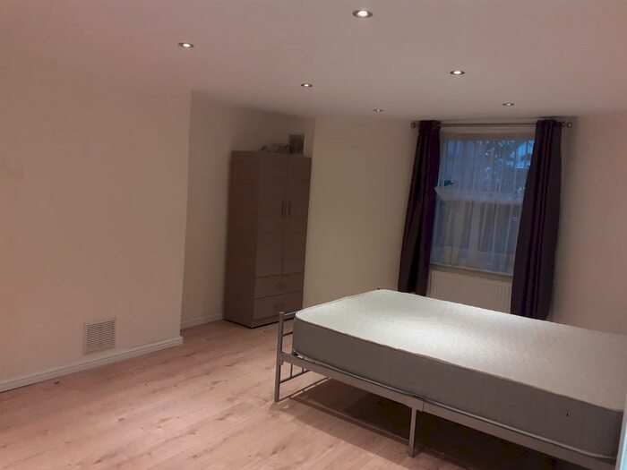 3 Bedroom Flat To Rent In Mattock Lane, West Ealing, W13