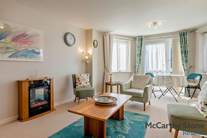 1 Bedroom Apartment For Sale In Farringford Court, Avenue Road, Lymington, Hampshire, SO41