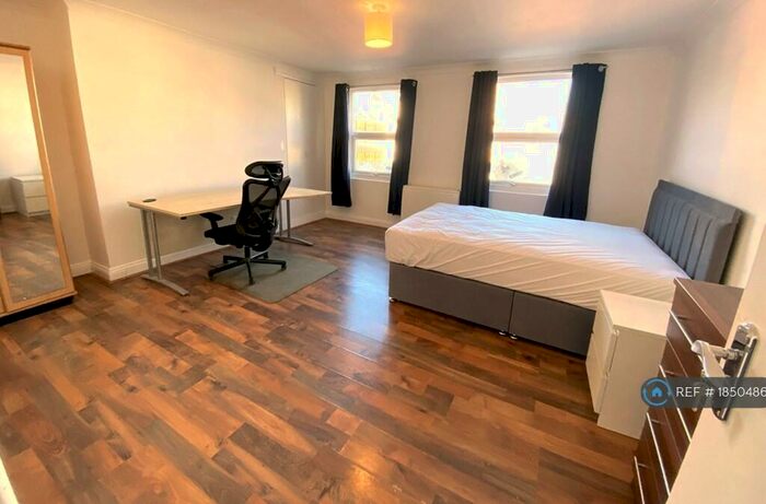 3 Bedroom Flat To Rent In Camden High Street, London, NW1