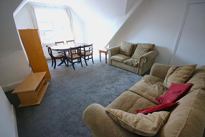 2 Bedroom Flat To Rent In High Road, London, N20