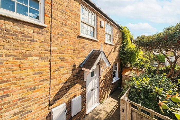 3 Bedroom Property To Rent In Thornton Road East, Wimbledon Village, SW19