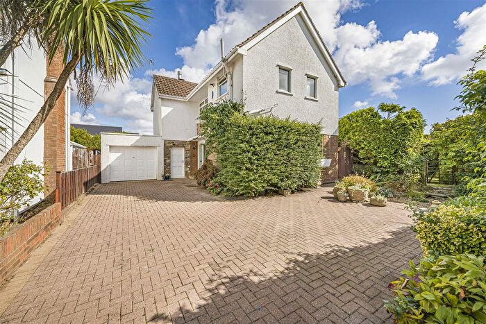 3 Bedroom Detached House For Sale In Knowbury Avenue, Penarth, CF64