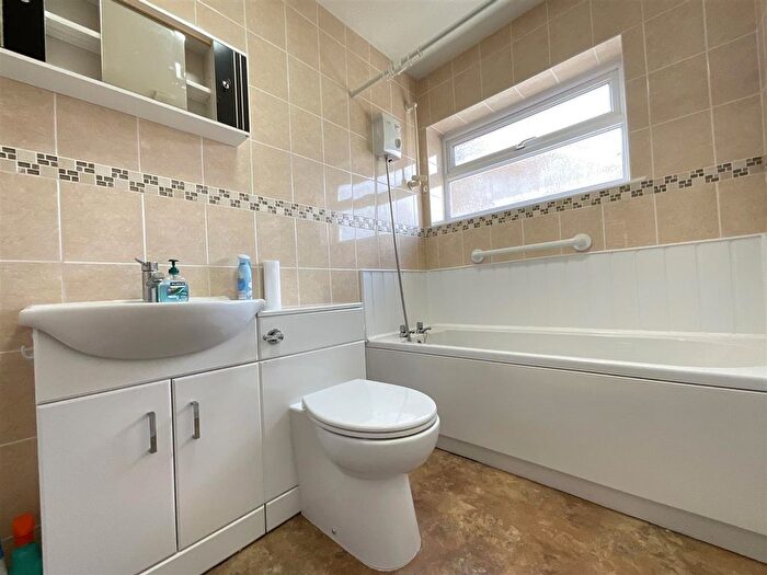 2 Bedroom Semi-detached Bungalow For Sale In Byward Drive, Scarborough, YO12
