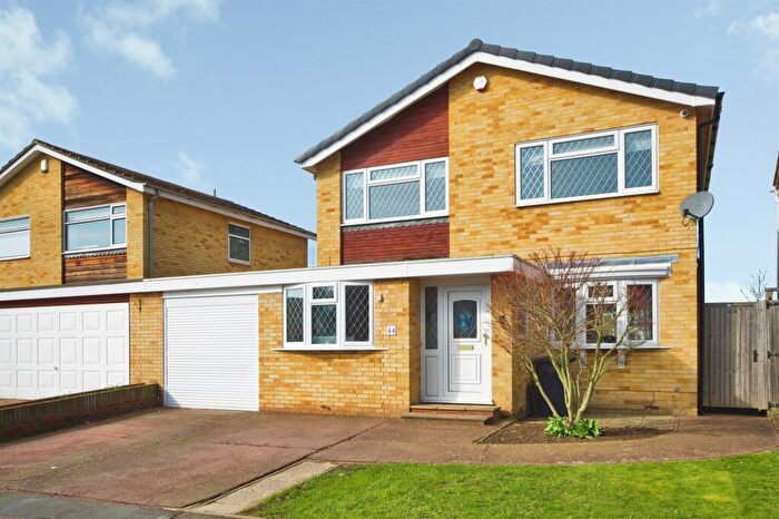 4 Bedroom Link Detached House For Sale In The Oval, Broxbourne, EN10