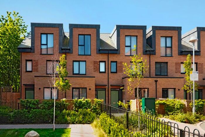 3 Bedroom Semi-Detached House To Rent In Reynard Way, Brentford TW8