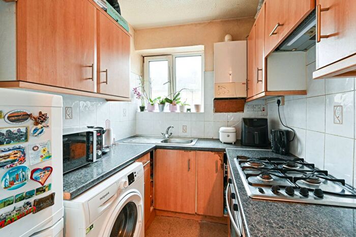 2 Bedroom Flat For Sale In Tooting Grove, Tooting, London, SW17