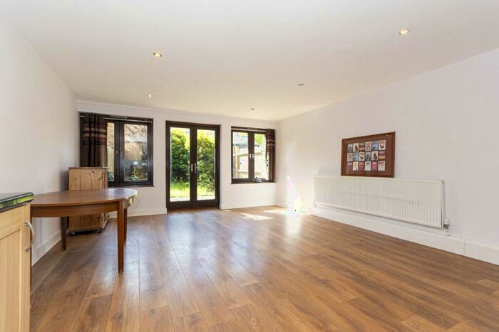 4 Bedroom Maisonette To Rent In Maysoule Road, Clapham Junction, SW11