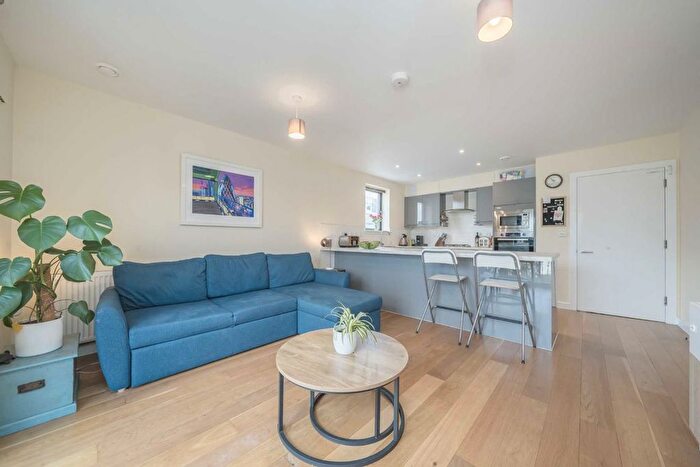 2 Bedroom Flat For Sale In Gunnersbury Lane, Acton, W3