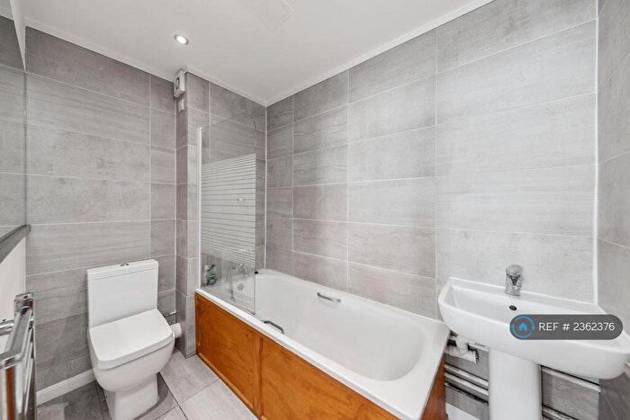 2 Bedroom Flat To Rent In Bond Road, Surbiton, KT6
