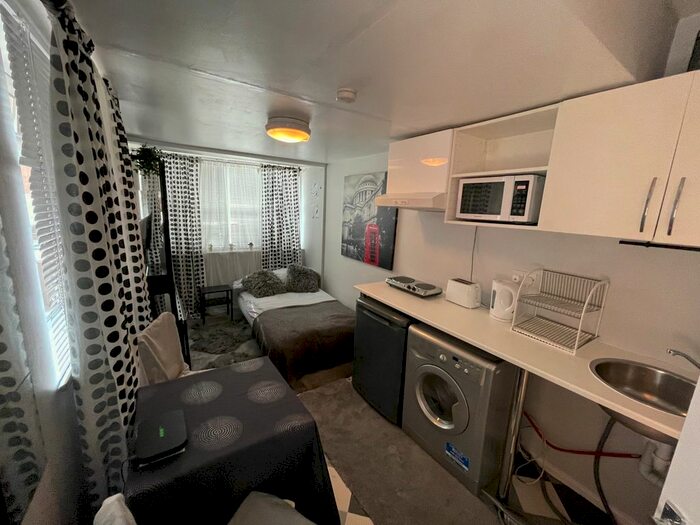 1 Bedroom Studio To Rent In Uppingham Gardens, Nottingham, NG2