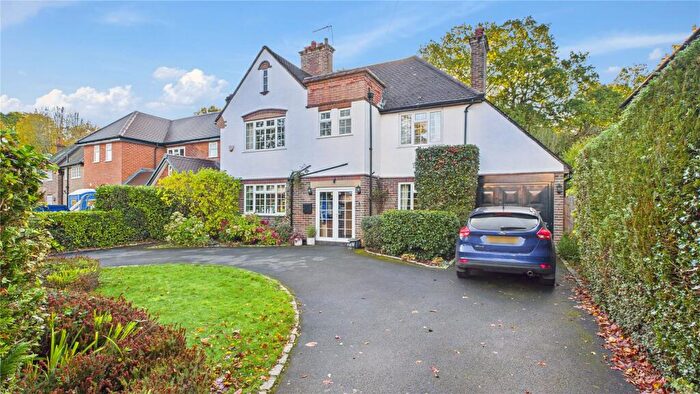 4 Bedroom Detached House For Sale In Wheatsheaf Close, Horsell, Surrey, GU21