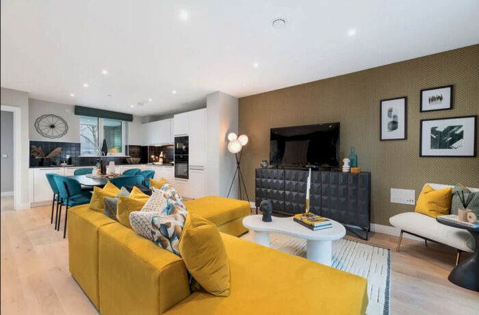 3 Bedroom Flat To Rent In Parkside West, London, E14