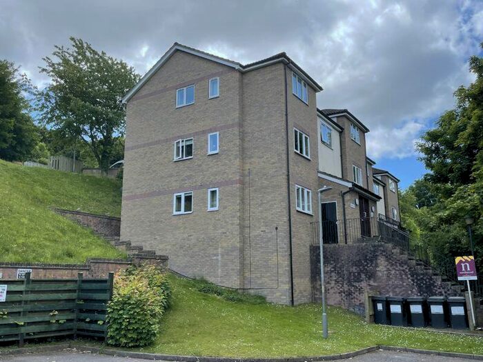 2 Bedroom Flat To Rent In Lingfield Close, High Wycombe, HP13