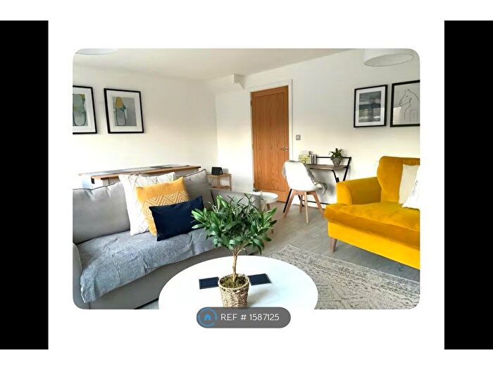 3 Bedroom Semi-Detached House To Rent In Pecketts Gate, Chichester, PO19