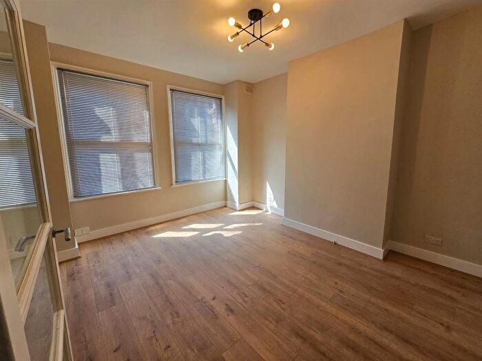 1 Bedroom Flat To Rent In Tunis Road, London, W12