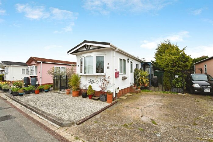 2 Bedroom Park Home For Sale In Kingsmans Farm Road, Hullbridge, Hockley, SS5