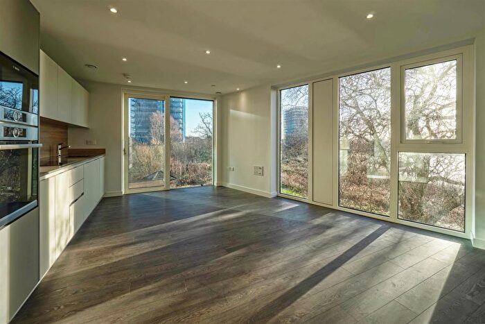 2 Bedroom Flat To Rent In The Shoreline Building, Newnton Close, N4