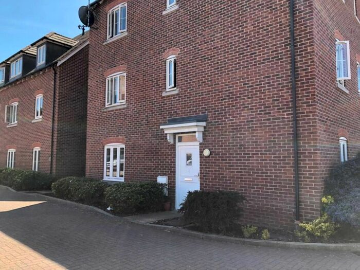 2 Bedroom Flat To Rent In Avian Avenue, Frogmore, AL2