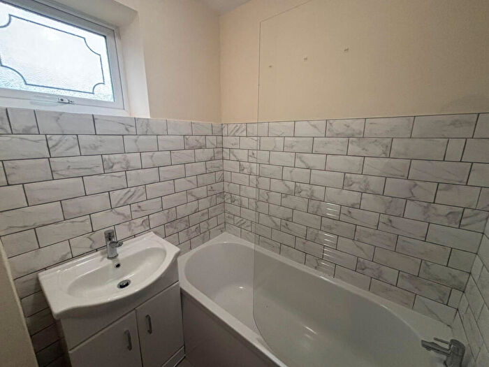 2 Bedroom Flat To Rent In Highters Close, Birmingham, B14