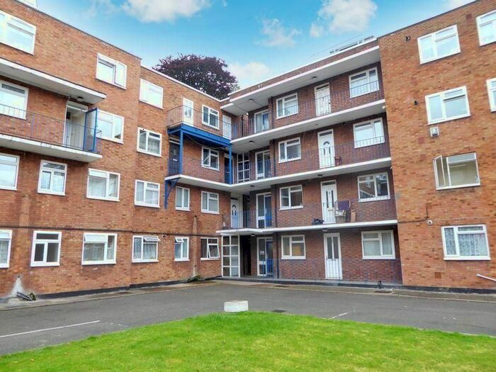 2 Bedroom Flat To Rent In Viceroy Court, High Street South, Dunstable, Bedfordshire, LU6