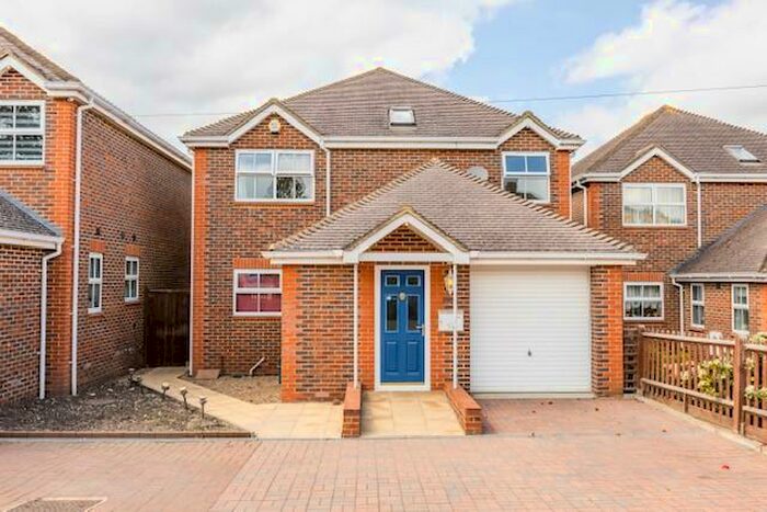 4 Bedroom House To Rent In Bolton Road, Chessington, KT9