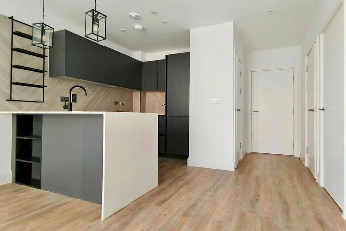 2 Bedroom Flat To Rent In Memorial Avenue, Slough, SL1